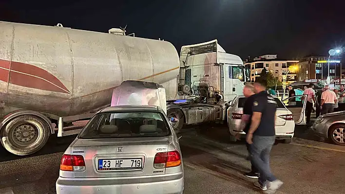 Elazığ'da tankerle iki otomobil çarpıştı: 2 yaralı