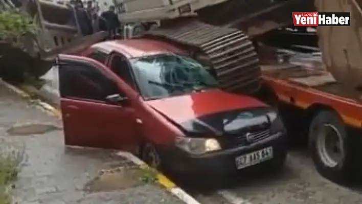 Elazığ'da tırın üstündeki iş makinesi aracın üstüne düştü