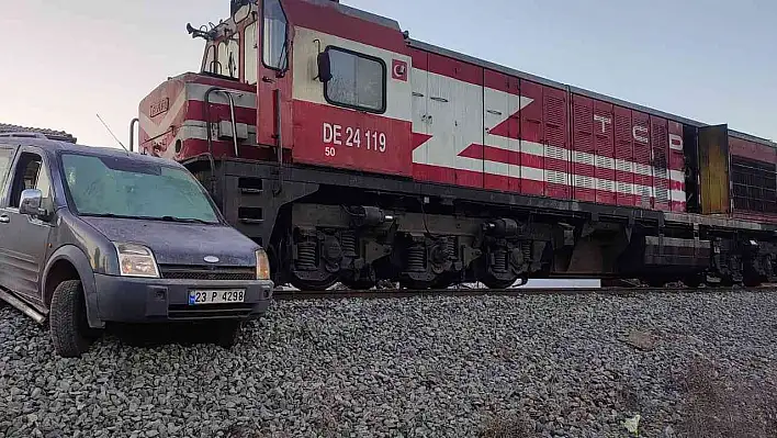 Yük Treni Otomobile Çarptı