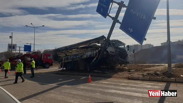 Elazığ'da Vinç, Direğe Çarptı!