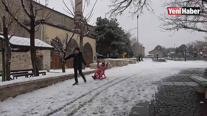 Elazığ'da yılın ilk karı yağdı