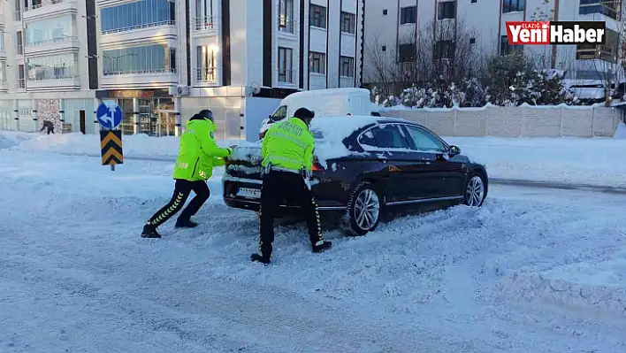 Elazığ Polisinden Yolda Kalan Vatandaşlara Yardım Eli!