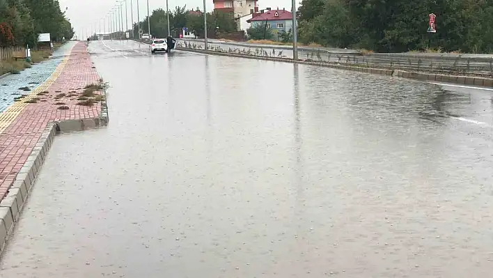 Elazığ'da Yollar Göle Döndü