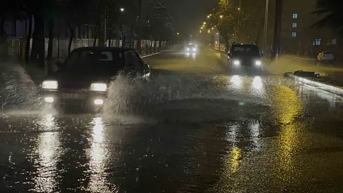 Elazığ'da Yollar Göle Döndü