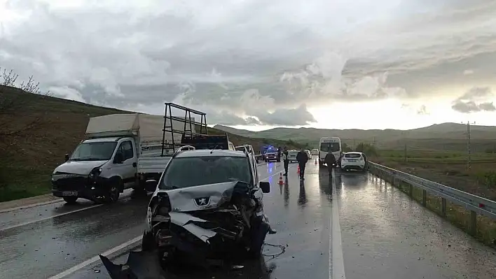 Elazığ'da zincirleme trafik kazası: 1 ölü, 4 yaralı