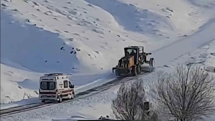 Elazığ'da zorlu kış şartlarında ekipler engel tanımadı