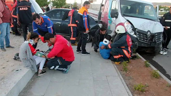 Kamyonet ile Otomobil Çarpıştı 7 Yaralı