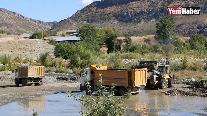 Elazığ İl Özel İdaresi Yol Genişletme Çalışmalarını Sürdürüyor