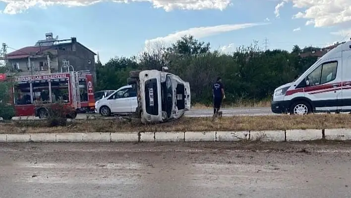 Hafif Ticari Araç Yan Yattı