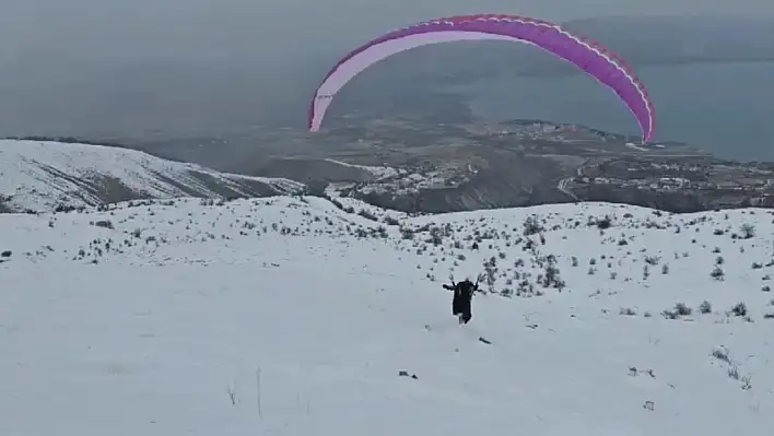 Hazarbaba Dağı'nda göl manzarası eşliğinde yamaç paraşütü