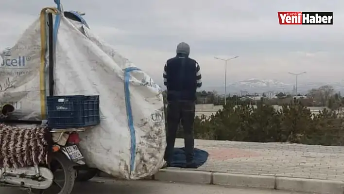 Kağıt toplayan adam montunun üzerinde namaz kıldı