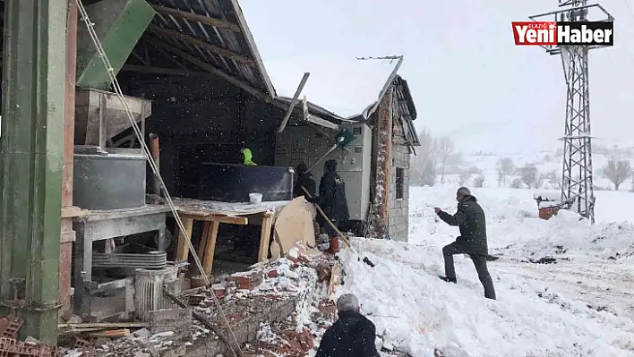 Kar yağışına dayanamayan un değirmeni çöktü