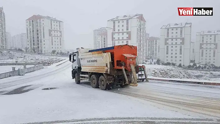 Kar yağışıyla birlikte belediye ekipleri çalışmalarına başladı