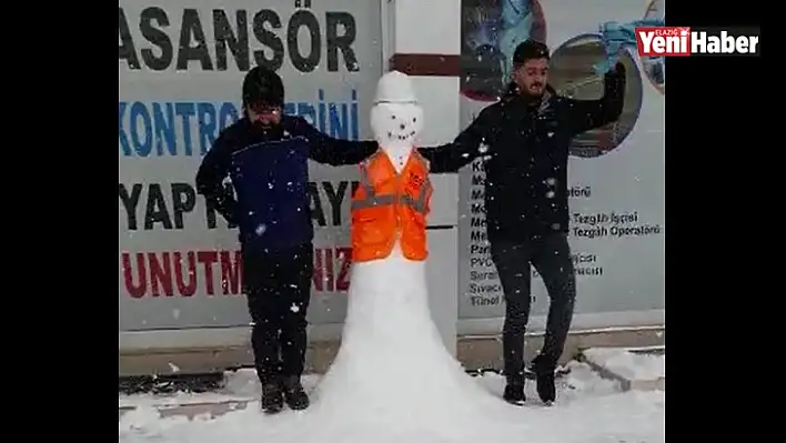 Kardan adamı giydirip birlikte halay çektiler