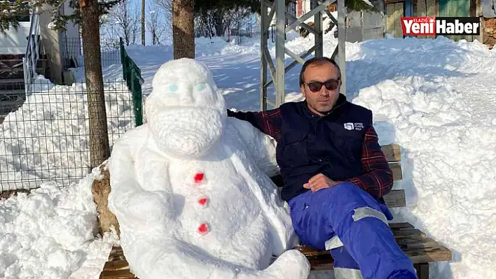 Köy muhtarı sanatını konuşturdu 'kardan dede' yaptı