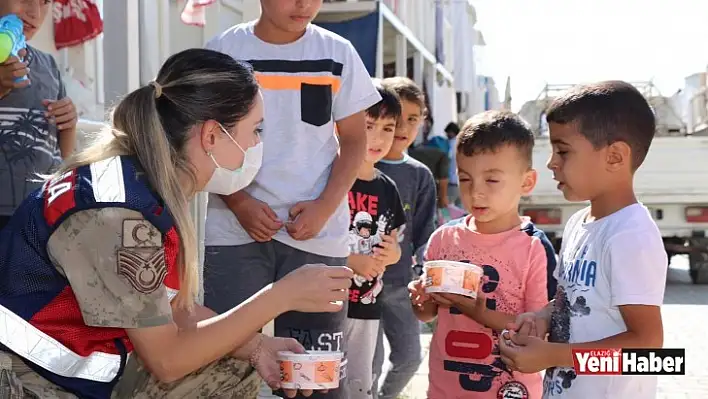 Mehmetçik Konteyner Kentte Aşure Dağıttı