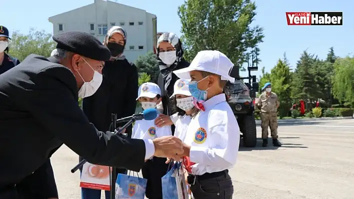 Minik Öğrencilerden Jandarmaya Anlamlı Ziyaret