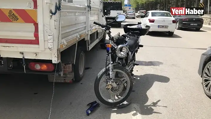 Motosiklet Kamyonete Çarptı 2 Yaralı