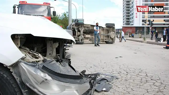 Otomobil Covid Temaslıyı Taşıyan Ambulansa Çarptı!