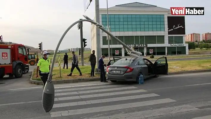 Otomobilin Çarptığı Direk Devrildi 1 Yaralı