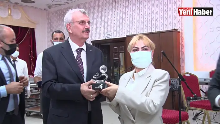 Prof. Dr. Açık'a İki Plaket Birden Takdim Edildi