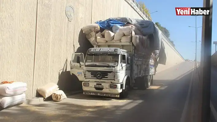 Saman Yüklü Kamyon Alt Geçide Takıldı, Trafik Kilitlendi!