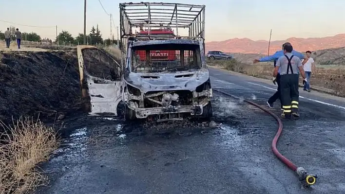 Seyir Halindeki Pikap Alev Aldı