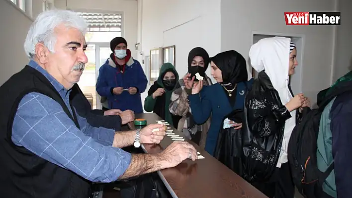 Sigarayı Bıraktı Topladığı Parayla Öğrencilere Yemek Fişi Dağıttı