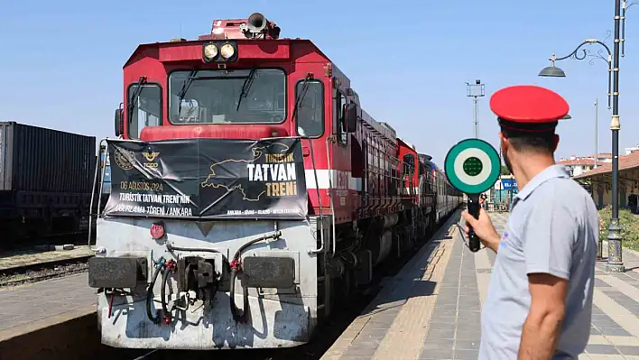 Turistik Tatvan Treni Elazığ'da