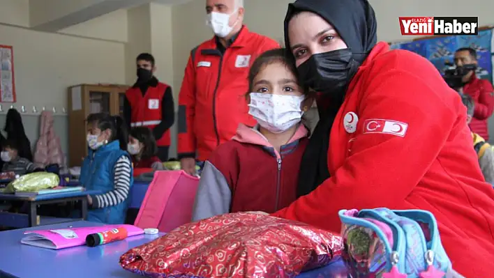 Türk Kızılay'ından 10 Bin  Öğrenciye Atkı Bere Takımı