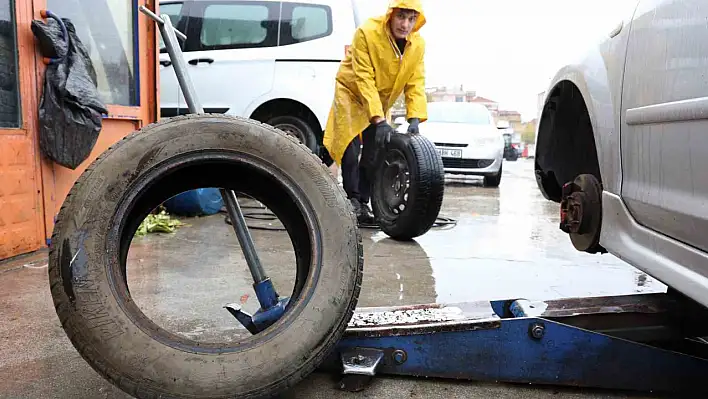 Oto Lastikçilerde Mesai Başladı