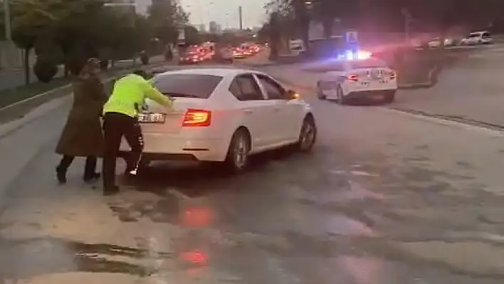 Sürücünün Yardımına Polis Yetişti