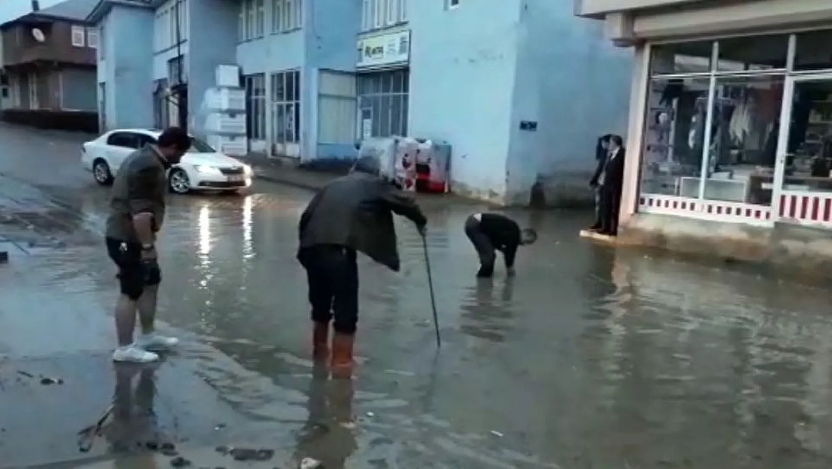 Karlıova'da sağanak yağış etkili oldu 