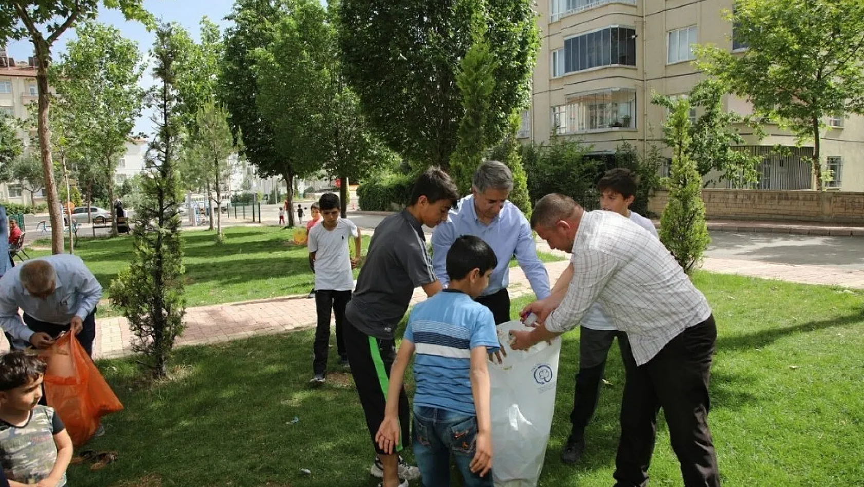 Başkan Yanılmaz, çocuklarla park temizledi 