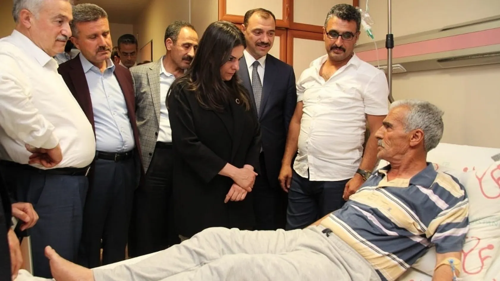 Bakan Sarıeroğlu, kaza geçiren şehit babasını ziyaret etti 