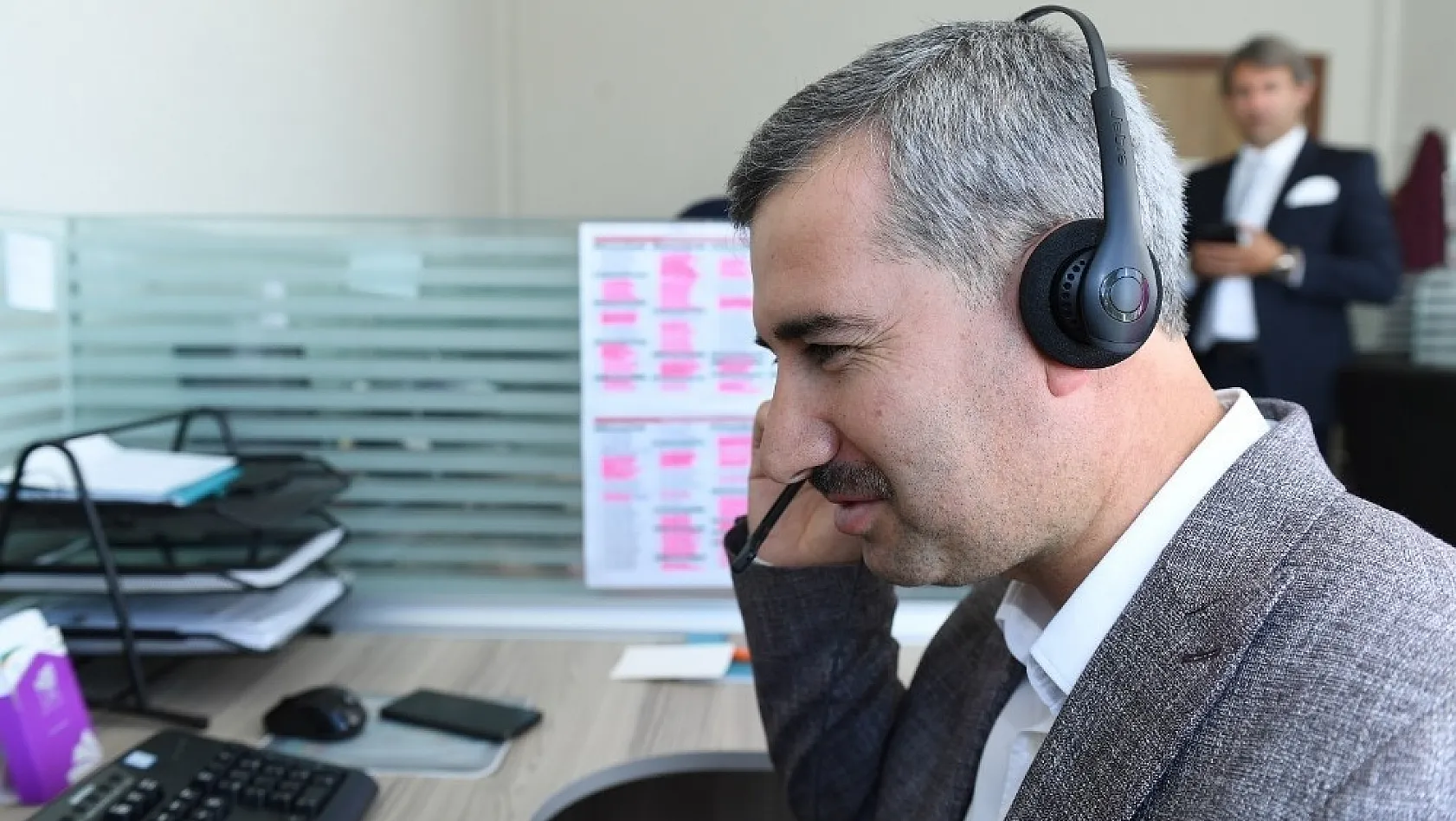 Başkan Çınar çağrı merkezinde vatandaşların telefonlarına yanıt verdi 