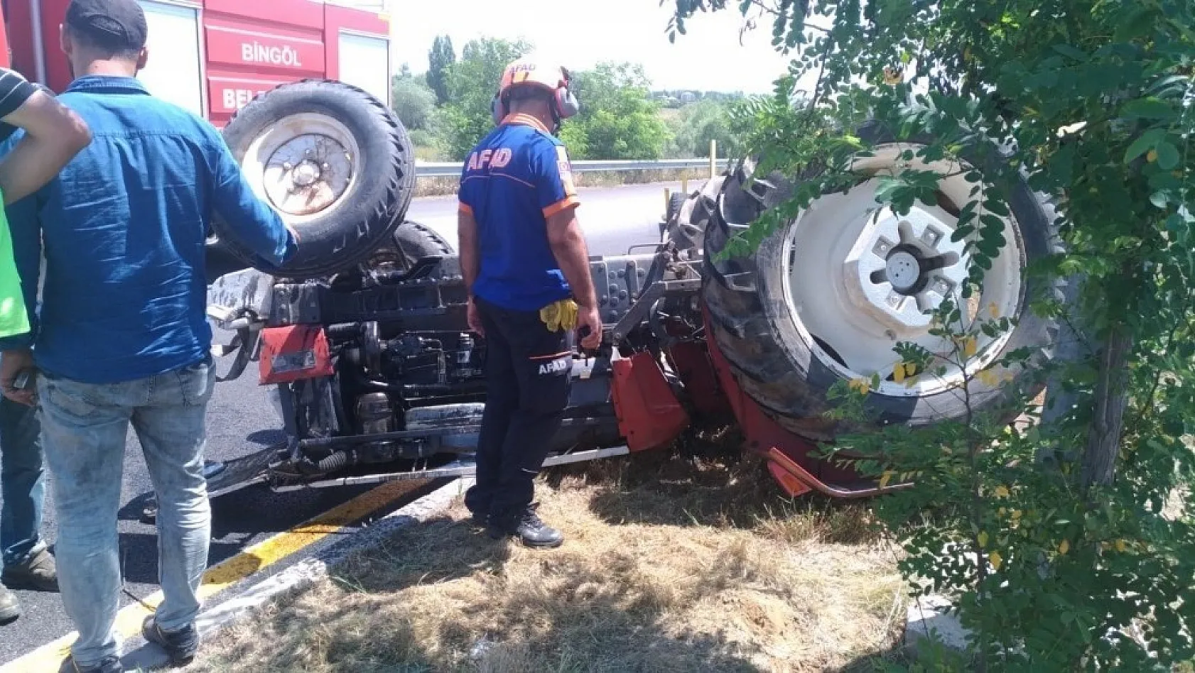 Traktör devrildi, sıkışan sürücü kurtarıldı 