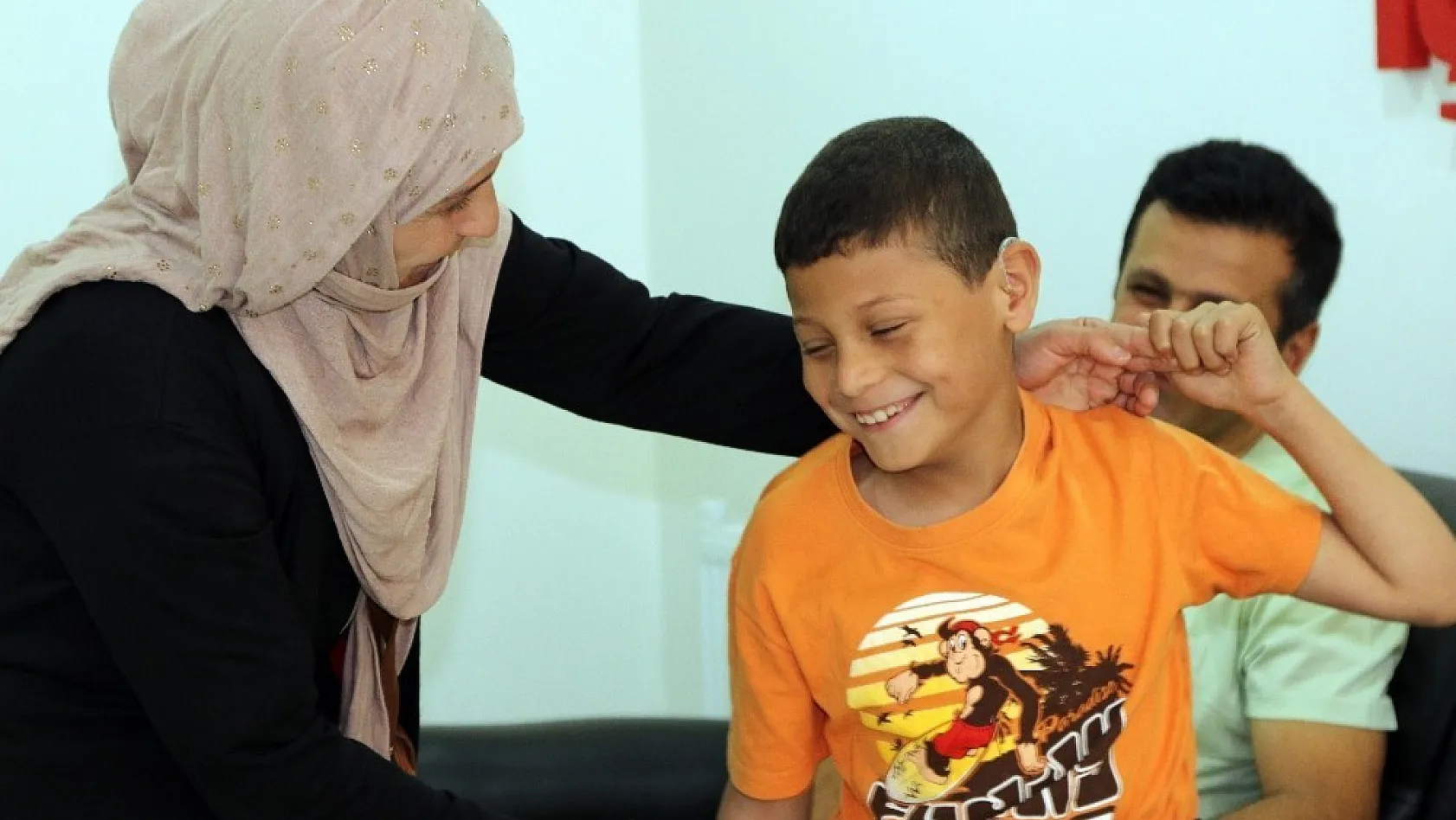 Suriyeli çocuk, 4 yıl sonra ilk kez duydu 