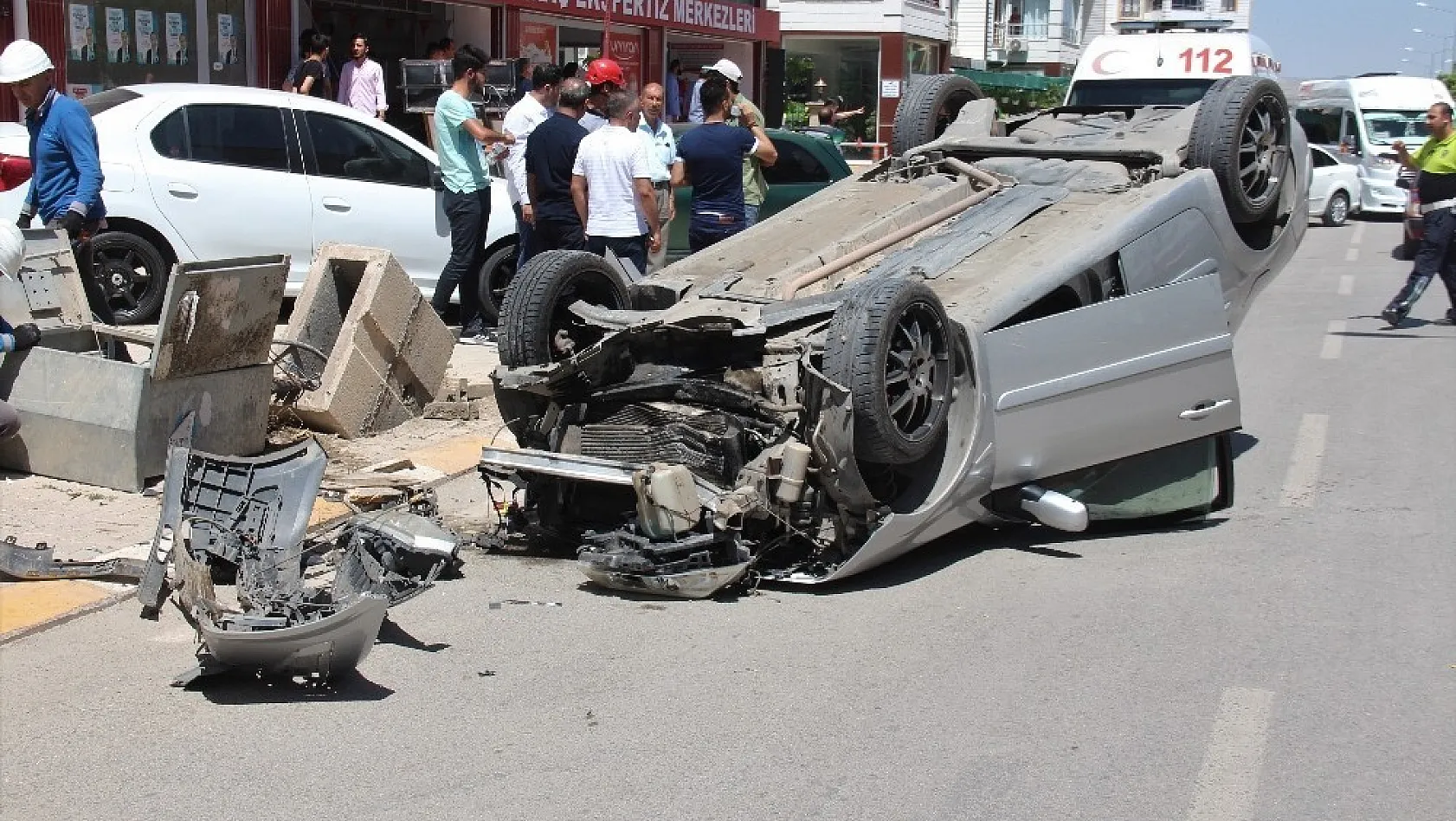 Elazığ'da otomobil takla attı: 5 yaralı 