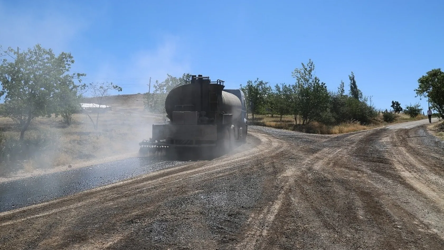 Elazığ'da köy yolları asfaltlanıyor 