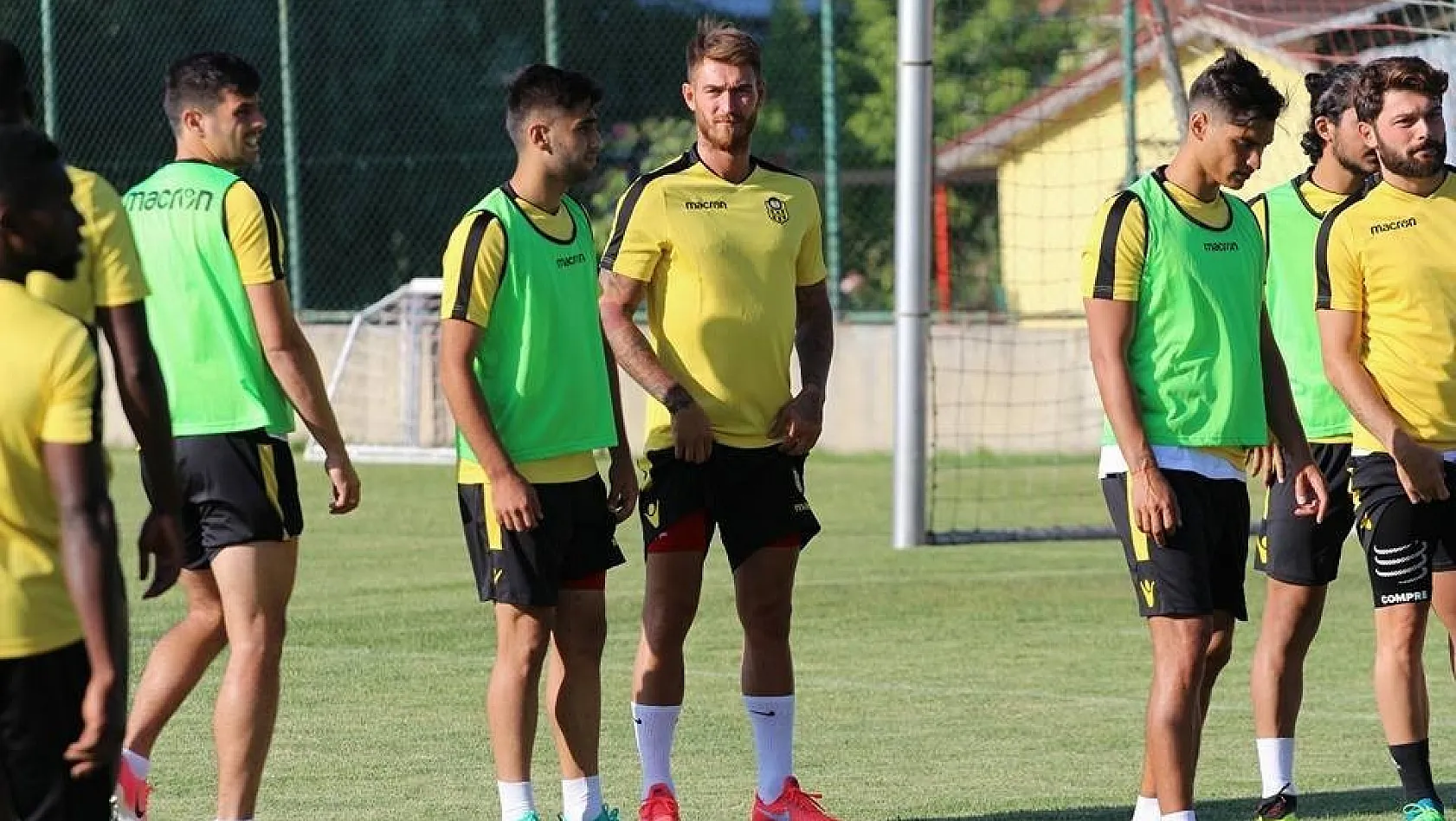 Evkur Yeni Malatyaspor'un yeni transferi kampa katıldı 