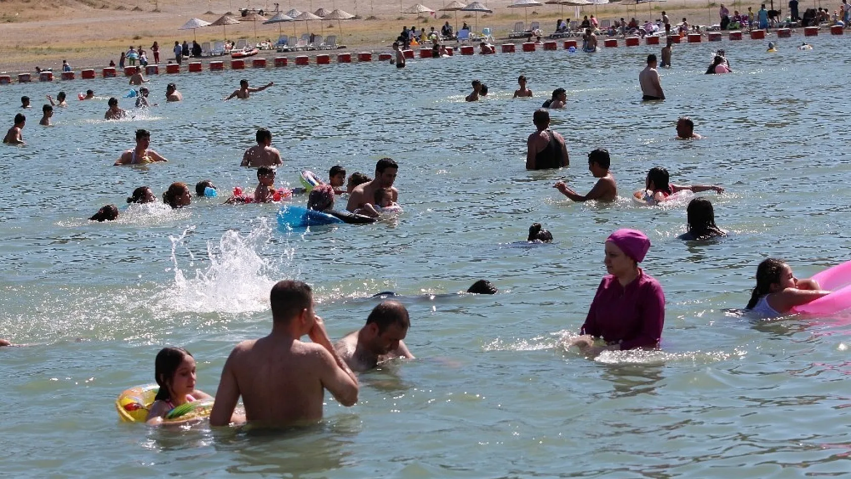 Hazar Gölü tatilcilerin akınına uğradı 