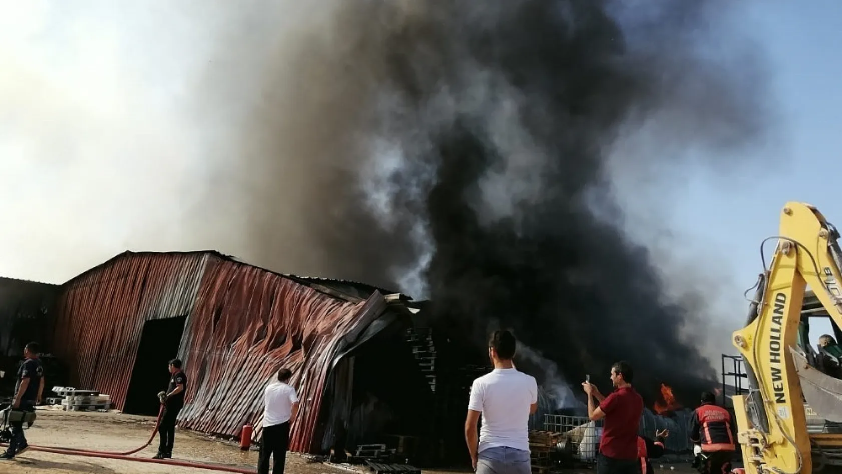 Malatya'da bir ambalaj fabrikasında yangın çıktı. Bölgeye çok sayıda itfaiye ekibi sevk edildi. 