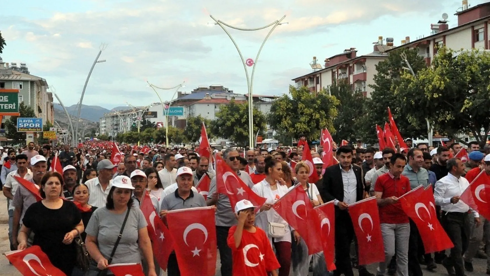 Tunceli'de '15 Temmuz Demokrasi ve Milli Birlik Günü'nde binlerce kişi yürüdü 
