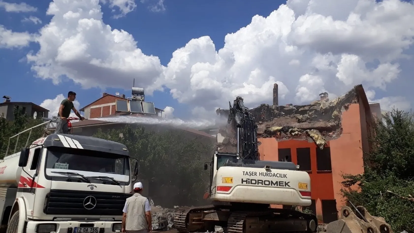Bingöl'de 170 metruk yapı yıkıldı 