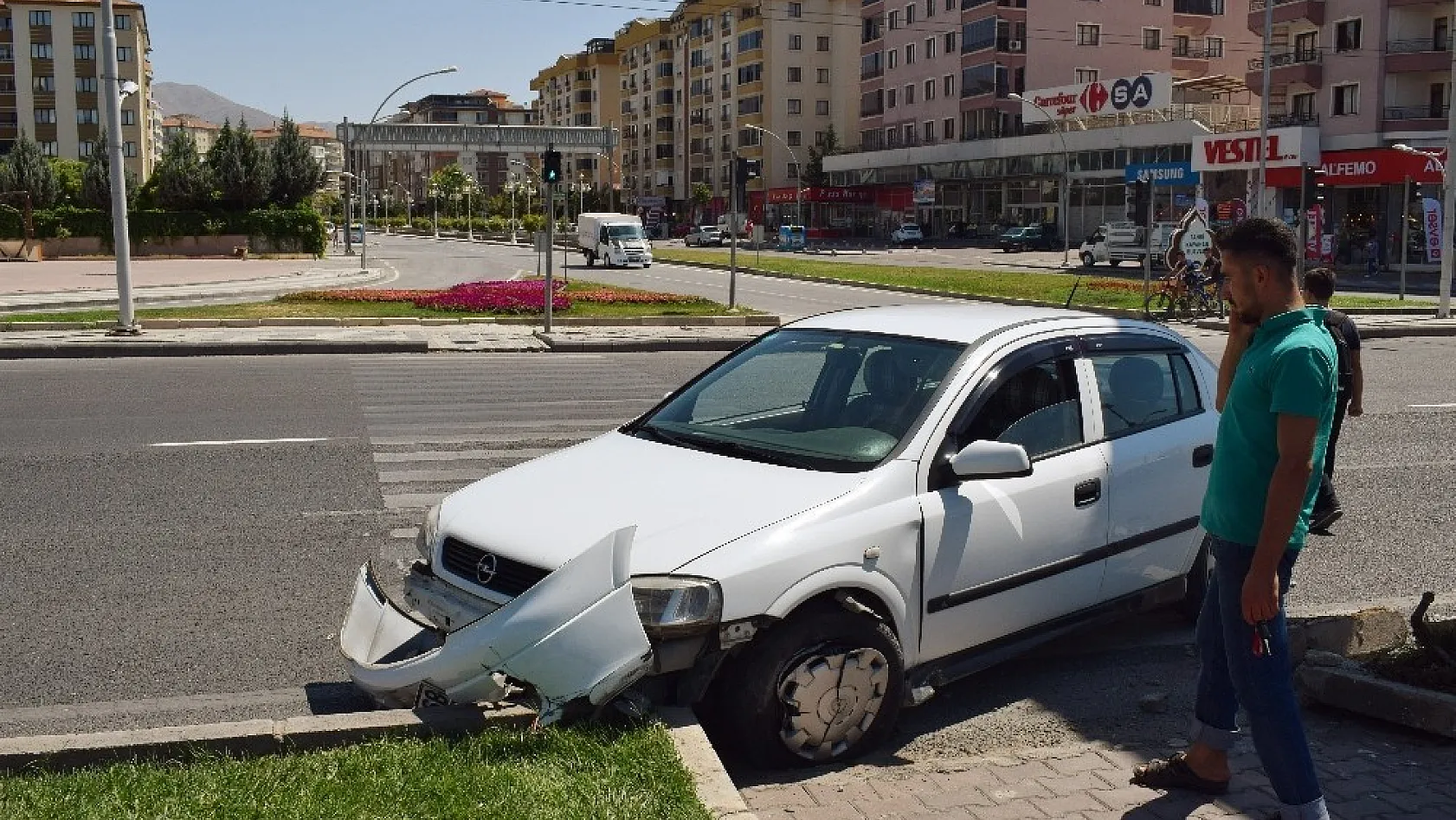 Otomobil refüje çarptı: 4 yaralı 