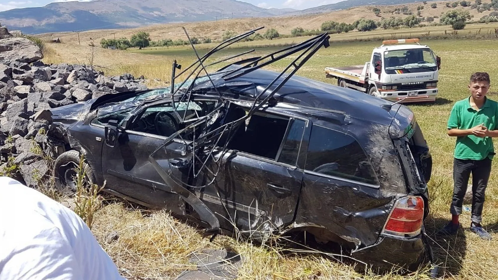 Bingöl'de otomobil şarampole yuvarlandı :4 yaralı 