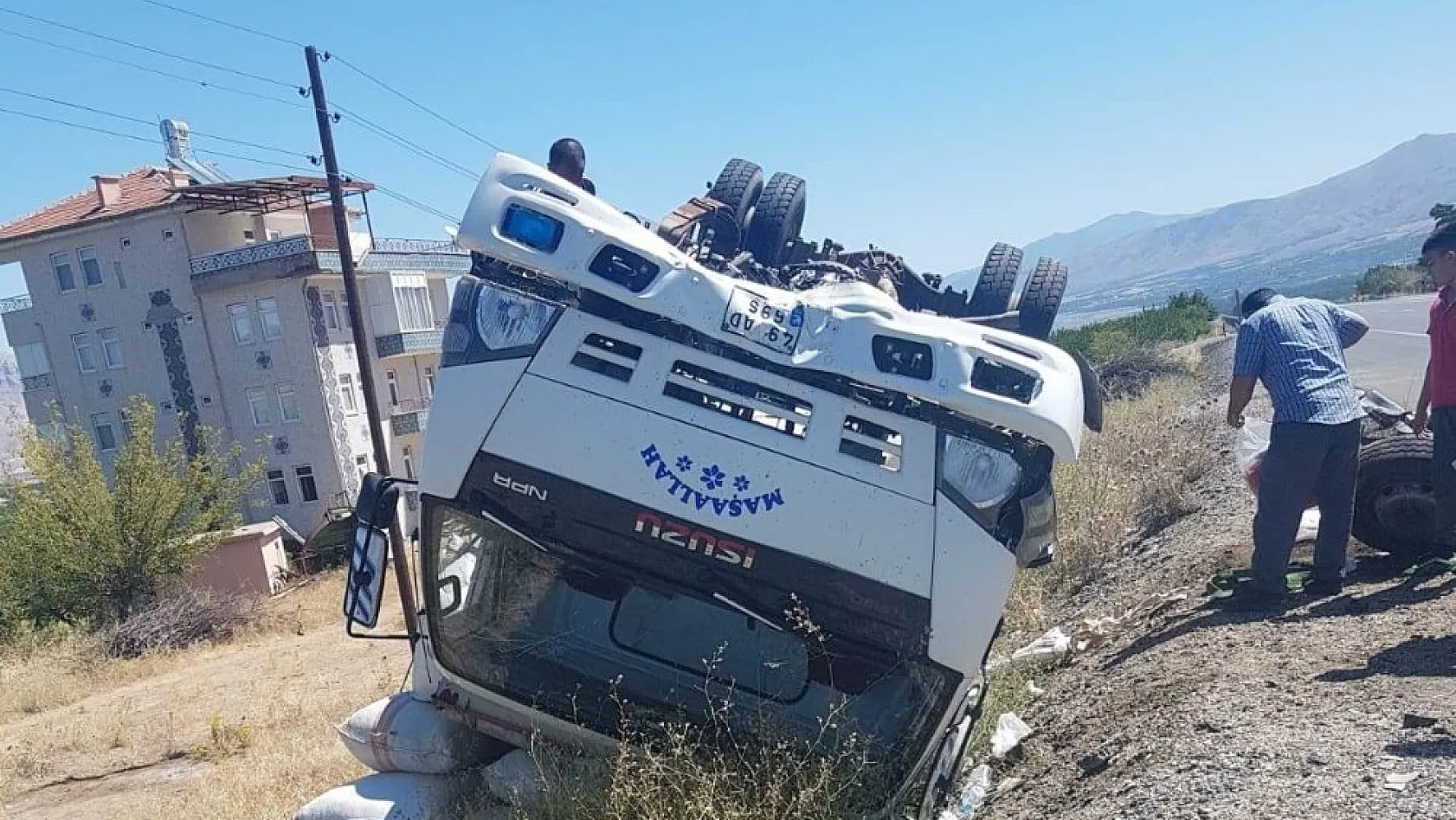 Saman yüklü kamyon devrildi: 1 yaralı 