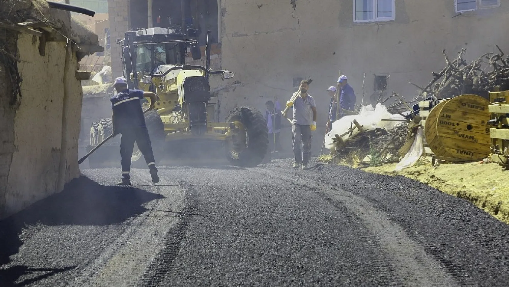 Battalgazi Belediyesi sıcak asfalt çalışmalarına devam ediyor 