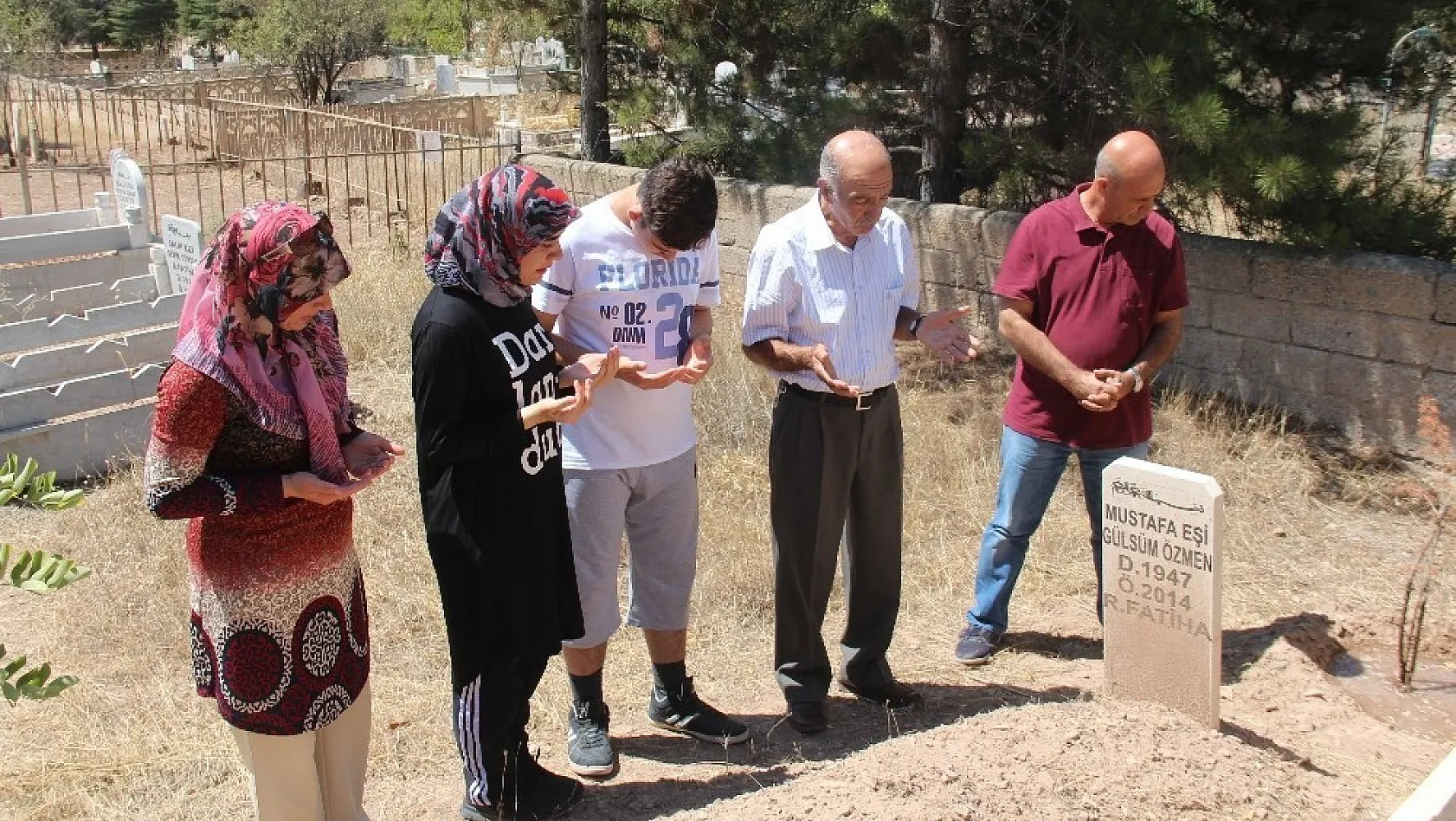 Elazığ'da arefe günü mezarlıklar doldu taştı 